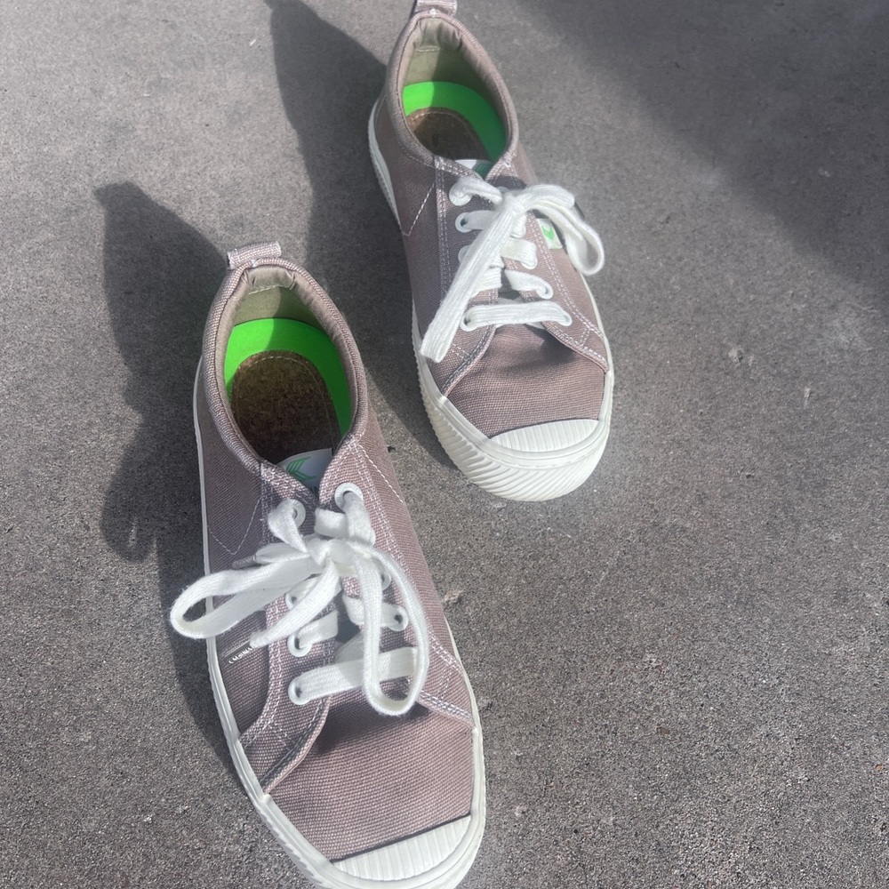 Cariuma OCA Low Canvas Sneakers beige size 7 women